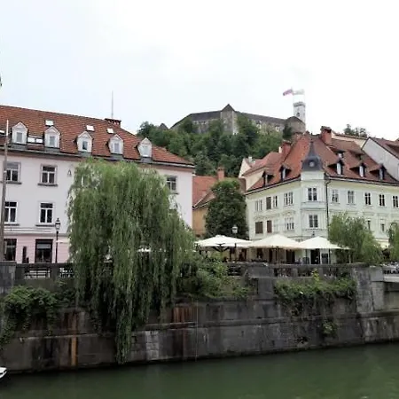 Above Ljubljanica River Apartmán *