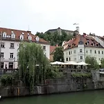 Above Ljubljanica River דירה *